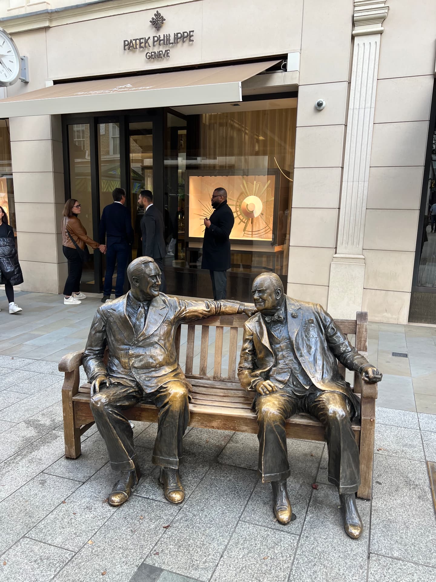 The bronze sculpture Allies on New Bond Street — Winston Churchill and Franklin D. Roosevelt seated together on a bench in conversation